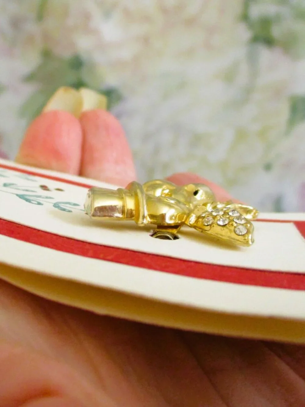 VINTAGE Mistletoe Kissing Couple Brooch Card ~ Gold Plate Rhinestone Jewelry